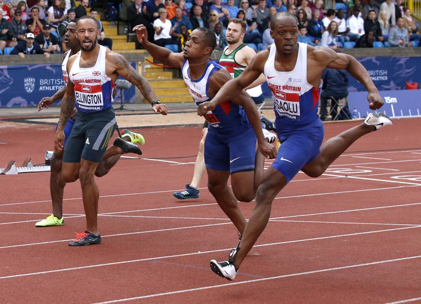Birmingham. Campionato inglese di atletica, James Dasaolu sulla destra vince le finali dei 100 metri maschili (Action Images)